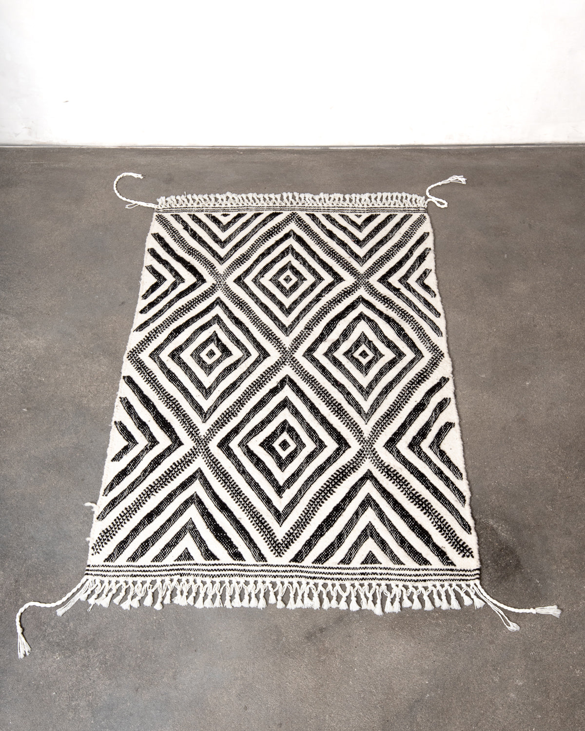 Modern, handcrafted Berber runner rug from Morocco. Flat-woven Kelim carpet in black and white design. Made of 100% wool.